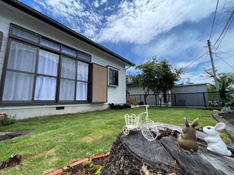 Property building, Day, Garden, Garden, Garden view