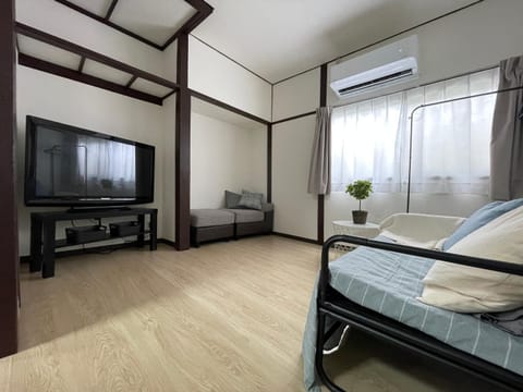 Bed, TV and multimedia, Living room, air conditioner