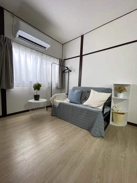 Bed, Living room, Seating area, air conditioner