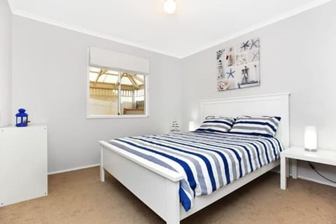 91 On the Rocks 91 Port Elliot Rd Hayborough Chiton - No Linen Included House in Port Elliot