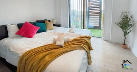 Cambridge Stays - DeLuxe Apartment at Addenbrooke hospital and Bio Campus - Free Private parking Apartment in Cambridge