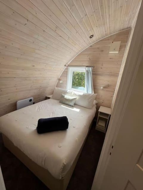 Windmill Glamping Pod with Hot tub - The Hideaway House in South Cambridgeshire District