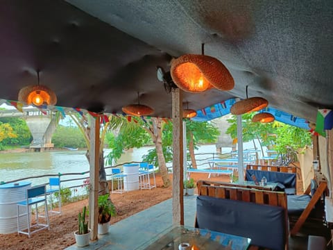 Restaurant/places to eat, River view