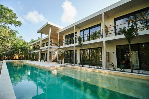 Property building, Day, Solarium, Balcony/Terrace, Pool view, Swimming pool