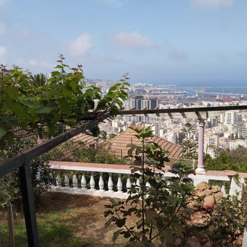 Alger avec vue imprenable sur la Baie d'Alger Piscine Balcon Terrasse Villa in Algiers [El Djazaïr]