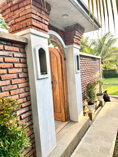 Property building, Facade/entrance, Day, Garden, Garden view