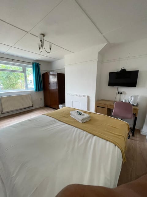 Bed, TV and multimedia, Bedroom, wardrobe