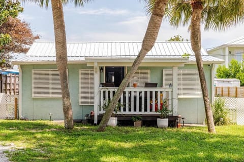 Fun-filled home with pool, near beach, pets welcome! House in Laguna Beach