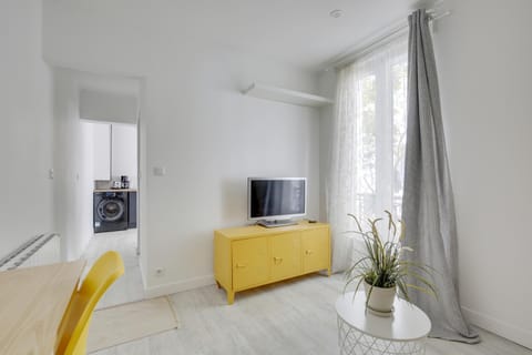TV and multimedia, Kitchen or kitchenette, Living room, Seating area