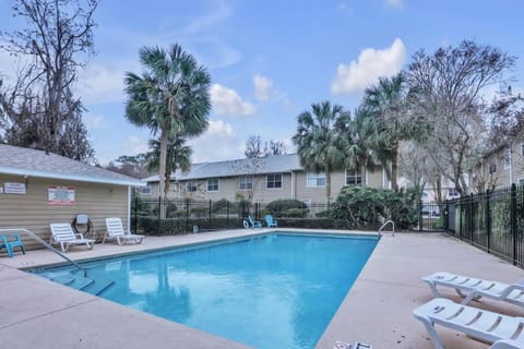 Blissful Haven - Updated & Fully Equipped Condo House in Gainesville