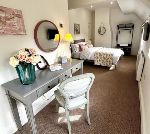 Bed, TV and multimedia, Photo of the whole room, Seating area, Bedroom