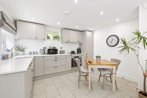 Kitchen or kitchenette, Dining area, microwave, oven, stove, stove, toaster, toaster, kitchen, kitchen