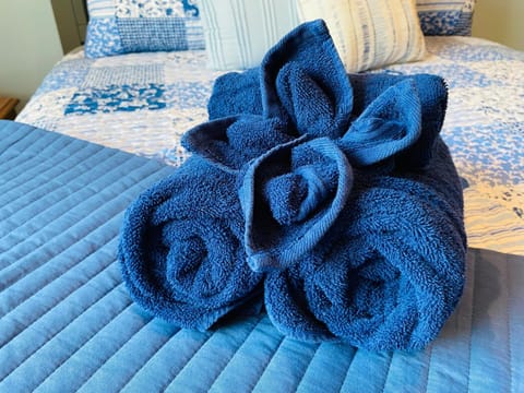 Bed, towels