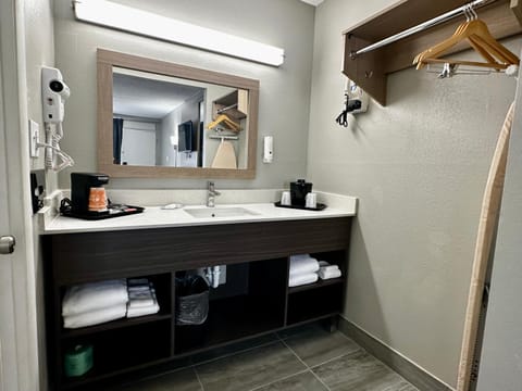 Quality Inn Nashville - Opryland Area Inn in East Nashville