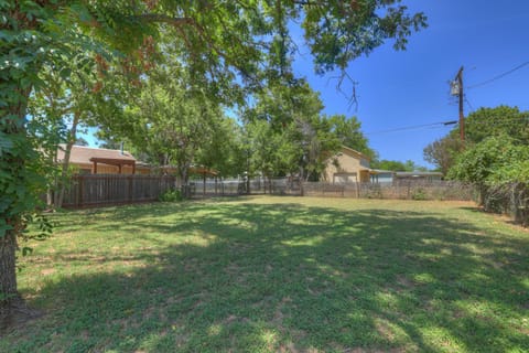 Marilyn House iconic charm 3 mins to downtown! House in Fredericksburg