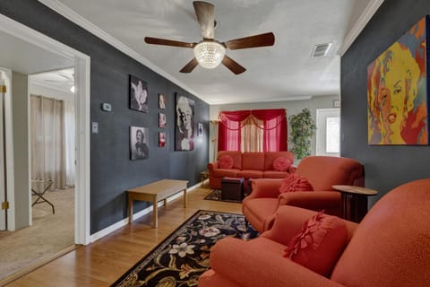 Marilyn House iconic charm 3 mins to downtown! House in Fredericksburg