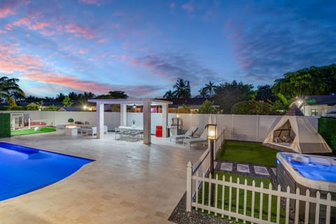 Luxury Escape- Pool, Hot Tub, Gym and More! villa Villa in Cutler Bay