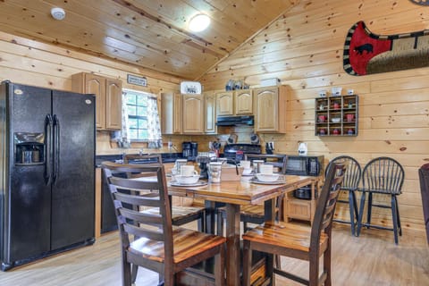 Serene Sevierville Cabin with Deck and Mountain Views! House in Sevierville