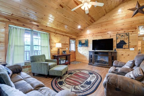 Serene Sevierville Cabin with Deck and Mountain Views! House in Sevierville