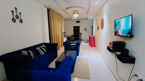 Communal lounge/ TV room, Bed, TV and multimedia, Living room, Decorative detail, Seating area, Bedroom, VIP