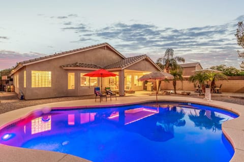 Property building, Patio, Day, Pool view, Swimming pool, sunbed