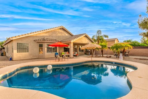 Property building, Patio, Day, Pool view, Swimming pool, sunbed