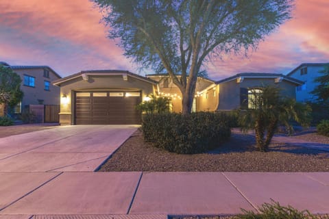 Property building, Facade/entrance, Night