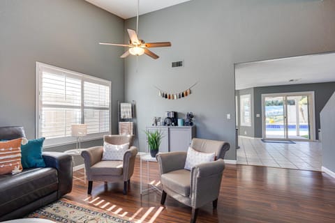 Living room, Seating area