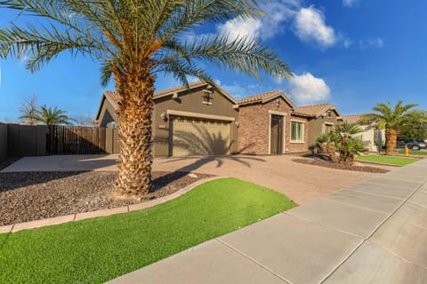 Property building, Facade/entrance, Day, Garden