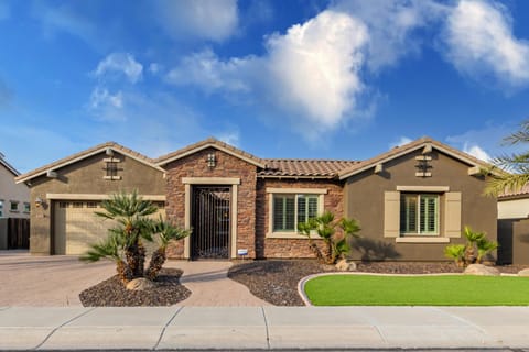 Property building, Facade/entrance, Day, Garden