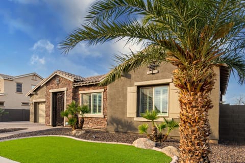 Property building, Facade/entrance, Day, Garden