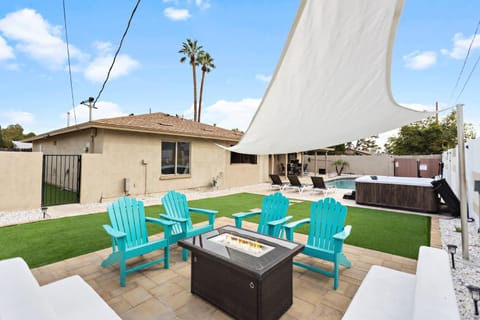 Property building, Seating area, Pool view, sunbed