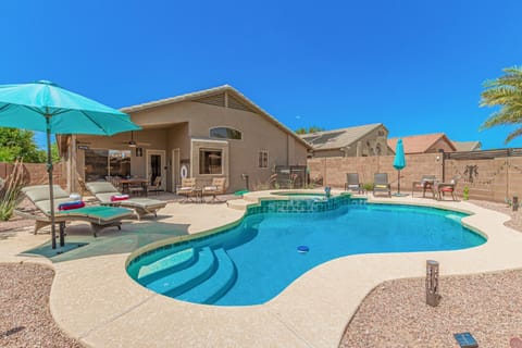 Property building, Patio, Day, Pool view, Swimming pool, sunbed