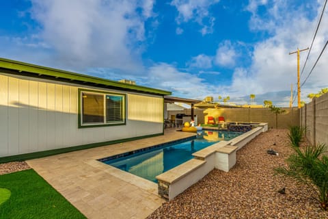 Property building, Swimming pool, sunbed