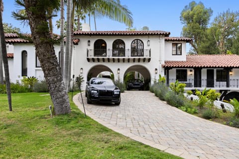 Contemporary Spanish Estate In Beverly Hills Villa in Beverly Hills