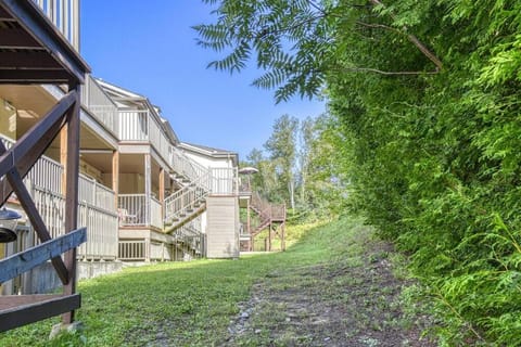 Cozy Modern Loft the Heart of St Sauveur Village Apartment in Saint-Sauveur