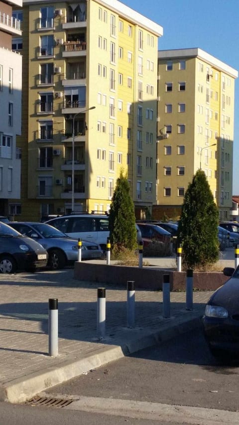 Property building, Day, Neighbourhood, Street view, Location, Parking