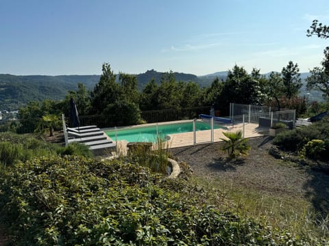 Villa vue panoramique, 6 chambres, piscine chauffée Villa in Espalion