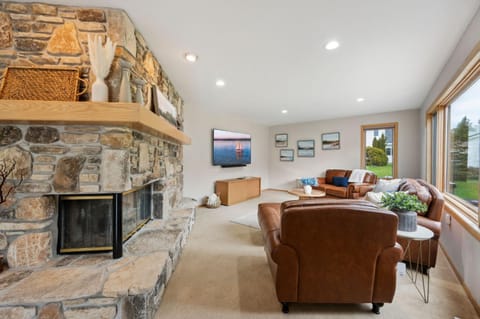 Cherry Hill - NEW! Hot Tub, Close to Downtown, Bay View, Dogs Welcome! House in Door County