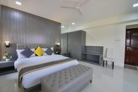 Bed, Photo of the whole room, Seating area, Bedroom