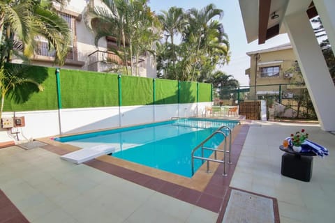 Property building, Day, Pool view, Swimming pool