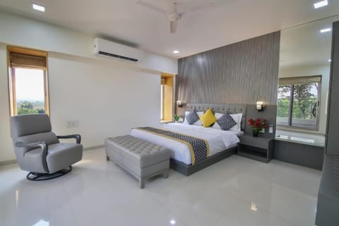 Bed, Photo of the whole room, Seating area, Bedroom, air conditioner