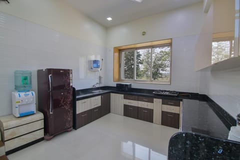 Kitchen or kitchenette, dishwasher, oven