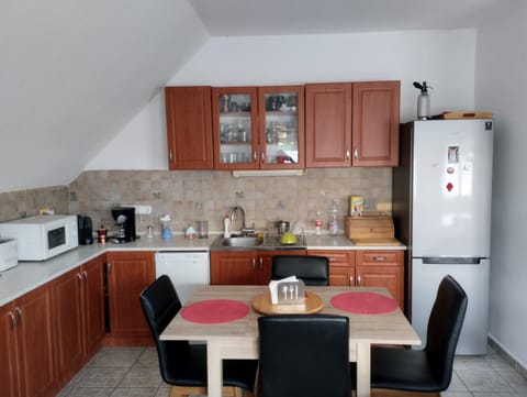 Coffee/tea facilities, Kitchen or kitchenette, dishwasher, oven