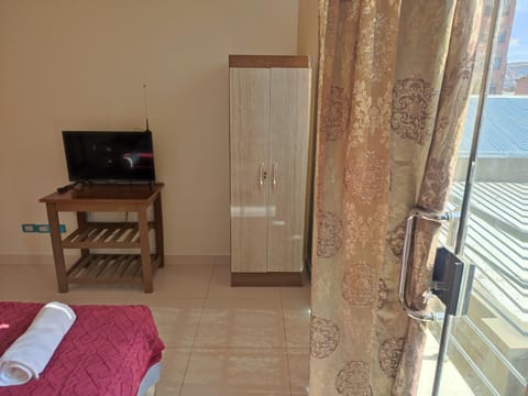 Bed, TV and multimedia, Photo of the whole room, Bedroom, towels, wardrobe