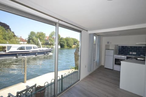 RIVER RETREAT- near Holloway U, Thorpe Park and Heathrow airport Apartment in Staines-upon-Thames