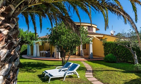 Property building, Garden, Garden view, sunbed