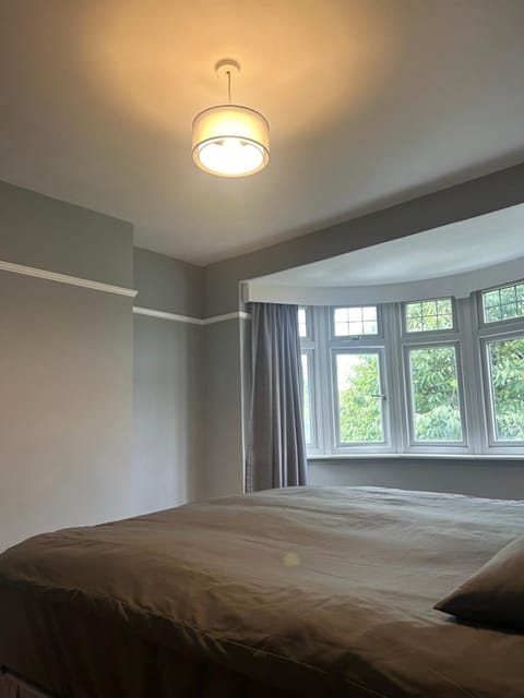 Serviced Accommodation North London 4 bed house House in Edgware