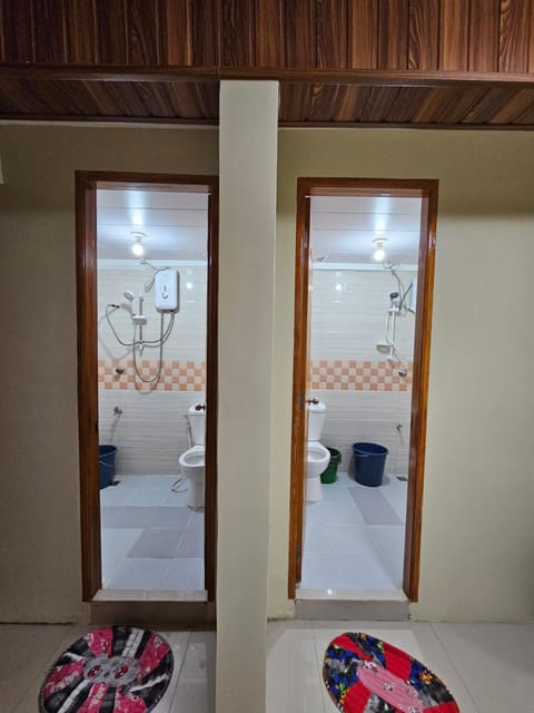 Shower, Toilet