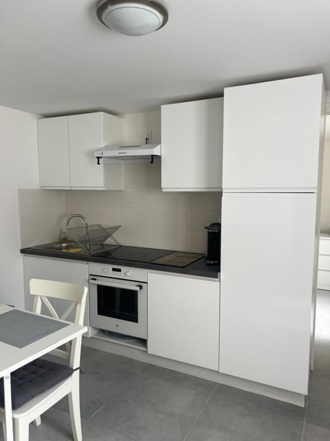 Kitchen or kitchenette, Dining area, dishwasher, oven, stove